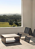 Geometrische Sitzgelegenheiten auf privatem Balkon mit Blick auf die Landschaft