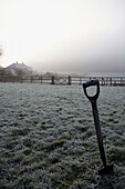 Spaten in einem Feld in Dorset bei frühem Morgenfrost