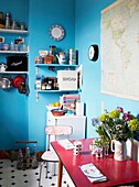 Küche im Stil der 1950er Jahre mit kontrastierendem rosa Tisch und türkisfarbenen Wänden