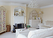 Cremefarbenes Wohnzimmer mit weiß gestrichenen Möbeln