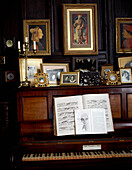 Notenblätter auf dem Klavier mit Kunstwerken in einem elisabethanischen Herrenhaus in Kent, das unter Denkmalschutz steht
