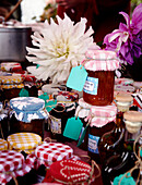Marmeladengläser mit Etiketten auf dem Tisch bei einem Sommerfest