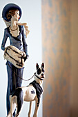 Figurine einer Frau mit Hund