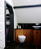 Toilette und Waschbecken in einem holzgetäfelten Badezimmer in einer umgebauten Schulkirche in Richmond