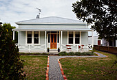 Bemalte Hausfassade mit Veranda in Wairarapa auf der Nordinsel Neuseelands