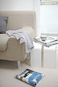 Mit Stoff bezogenes Sofa und Beistelltisch im Schlafzimmer einer nachhaltigen Wohnanlage Gloucestershire