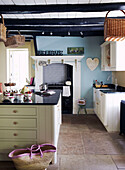 Küche im Landhausstil mit Marmor-Arbeitsplatten in einem Yorkshire-Cottage