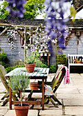 Holztisch und -stühle auf der Veranda eines Hauses in Surrey