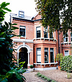 Ziegelsteinfassade eines Londoner Hauses mit Kies