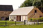 Außenbereich eines umgebauten Bauernhauses aus Stein