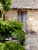 Bauernhaus von außen aus Stein