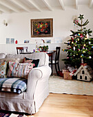 Kunstwerk im Wohnzimmer mit Geschenken unter dem Weihnachtsbaum