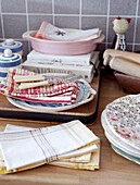Gabeln und Servietten mit Tellern auf der Küchenarbeitsplatte