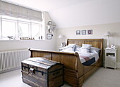 Antikes Bett und Reisetruhe im Schlafzimmer des Landhauses Tunbridge Wells Kent England UK