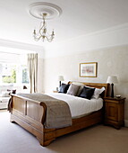 Doppelschlittenbett im Schlafzimmer eines Hauses in Harrogate Yorkshire England UK