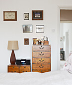 Holzkommode und Kunstwerk, Schlafzimmerdetail, modernes Haus, Hastings, East Sussex, UK