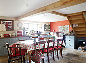 Küchentisch für acht Personen in einem Bauernhaus in Oxfordshire, England, UK