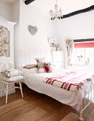 Einzelbett mit rot karierter Decke im Schlafzimmer eines Cottage in Oxfordshire, England, UK