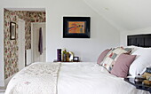 Doppelbett in einem Zimmer mit Blumentapete, Haus in Oxfordshire, England, UK