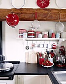 Küchengeräte und Utensilien auf schwarzer Arbeitsplatte in moderner Landhausküche, Staffordshire, England, UK