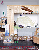 Geigenkasten auf maßgefertigtem Holzbett im Kinderzimmer eines modernen Familienhauses, Amsterdam, Niederlande