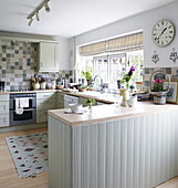 Grün geflieste Bauernhausküche mit Holzarbeitsplatten, Oxfordshire, England, UK