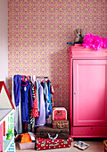 Kleiderständer und rosafarbener Kleiderschrank mit Koffern im Haus der Familie in der Mattenbiesstraat, Niederlande