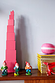 Kinderspielzeug auf einer hölzernen Anrichte im Haus der Familie in der Mattenbiesstraat, Niederlande