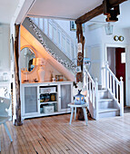 Offene Eingangshalle und Treppenhaus in einem Bauernhaus in Derbyshire England UK