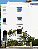 Weiß gestrichene vierstöckige Fassade eines Londoner Stadthauses England UK