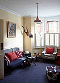 Sofa und Sessel mit Bogenlampe im Wohnzimmer eines Einfamilienhauses in Margate, Kent, England, UK