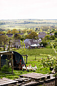 Hühner mit Hühnerstall auf einem Hügel im ländlichen Derbyshire Farmland England UK
