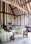 Passende Sofas im Fachwerk-Wohnzimmer einer umgebauten Scheune in Nottinghamshire, England, UK