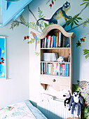 Bücherregal an der Wand im Jungenzimmer einer umgebauten Scheune in Nottinghamshire England UK