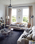 Vintage-Glastische im Wohnzimmer mit schwarz-weißen Motivkissen Warkworth Auckland Nordinsel Neuseeland