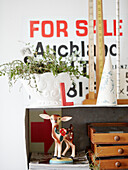 Hirsch-Ornament mit alten Holzlinealen und Verkaufsschild im Wohnzimmer von Warkworth, Auckland, Nordinsel, Neuseeland
