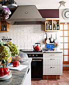 Wasserkocher auf dem Kochfeld mit Pfannen und Ölen in der Küche eines bretonischen Gästehauses in Frankreich