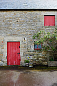 Rote Bemalung an der Tür einer Scheune in Hexham, Northumberland, Vereinigtes Königreich