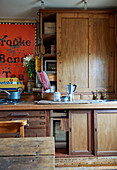 Holzschränke mit altem Schild in der Küche von Sunderland Tyne and Wear England UK
