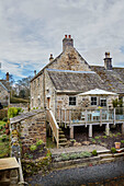 Terrassenüberdachung eines unter Denkmalschutz stehenden Tudor-Bastels oder befestigten Bauernhauses in Northumberland (UK)