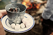 Marshmallows und Schokolade am Lagerfeuer in der Grafschaft Sligo Connacht Irland