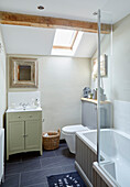 Hellgrüner Waschtisch im Badezimmer mit Oberlicht in einem Landhaus in der Grafschaft Durham, England, UK