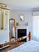 Negligee am Kleiderschrank mit Spiegel in voller Länge im Schlafzimmer in einem Cottage in Northumberland, Tyne and Wear, England, UK