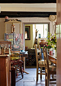 Kunstwerk und Holzmöbel im Esszimmer eines Landhauses in Powys, Wales, UK