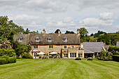 Freistehendes Bauernhaus mit großem Rasen in Warwickshire, England, UK