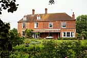 Garten eines freistehenden Backsteinhauses in Syresham, Northamptonshire, UK