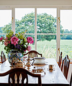 Schnittblumen auf einem Holztisch mit Blick auf die Landschaft von Oxfordshire, UK