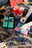Einpacken von Geschenken zu Weihnachten