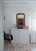 Spiegel und Radio auf Sideboard mit DSW-Stuhl in einem bretonischen Landhaus in Frankreich