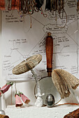 Aus Papier geschnittene Blumen und Fliegenpilze mit Lupe und Diagramm in Gladestry an der Grenze zu Südwales